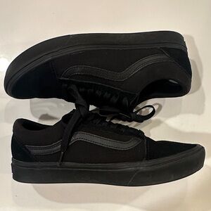 Vans Women's All-Black Comfycush Old Sko Sneakers